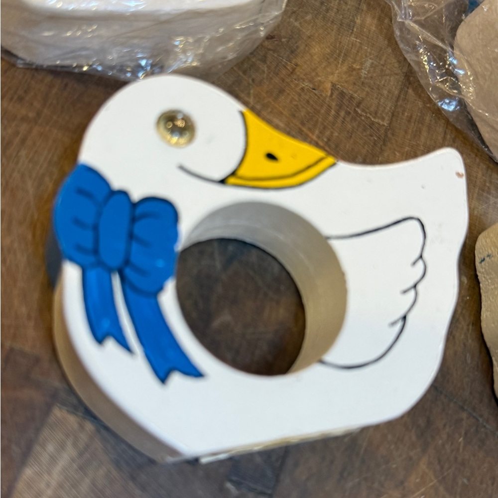 Vintage Wooden White Duck Napkin Rings with Blue Bow (Set of 5) 1980’s 1990’s - Picture 8 of 11